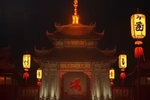 监看台上双路信号并排对照的工作画面