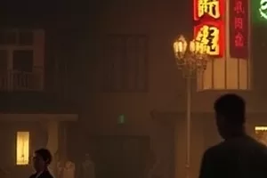 指针偏移机械拆解中的齿轮与工具摆放