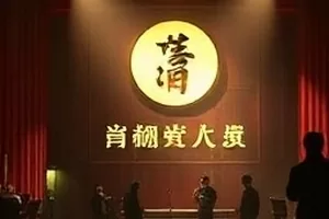 慢速咖啡晨间手冲实录的器具与水流特写
